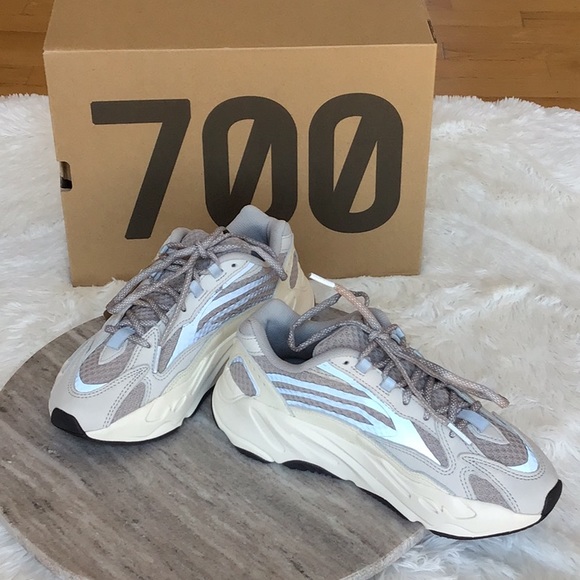 YEEZY BOOST 700 V2 SNEAKERS MADE BY ADIDAS - Picture 4 of 13